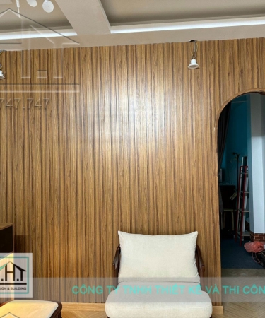 THI CÔNG TƯỜNG TẤM ỐP LAM NHỰA TRONG NHÀ 